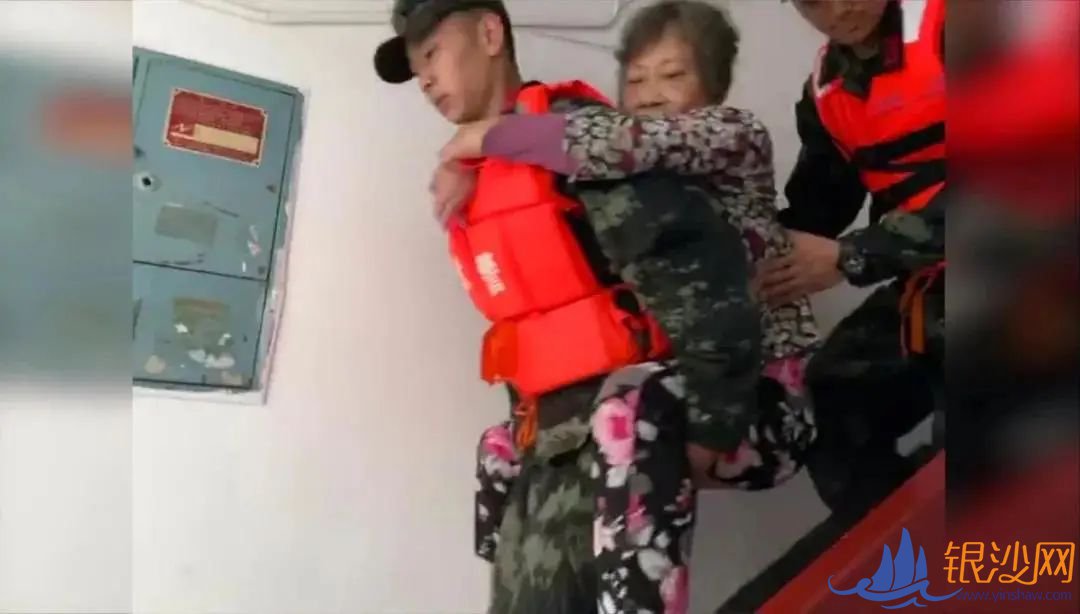 灾害无情人有情,这些画面,好暖!