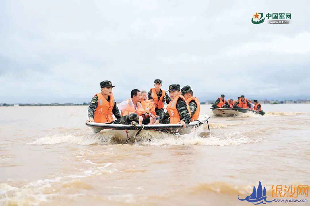 子弟兵奋战抗洪一线,为人民生命安全撑起“安全