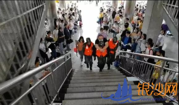 灾害无情人有情,这些画面,好暖!