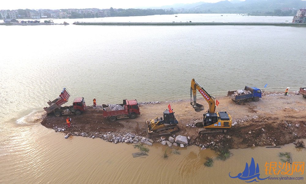 江西上饶:全力封堵鄱阳中洲圩决口