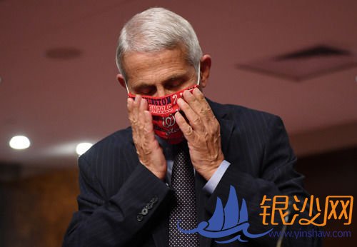  �׹�Ϊ�ζ��Լ����֣����������߶ӳ���������ʯͷ���Լ��Ľ�