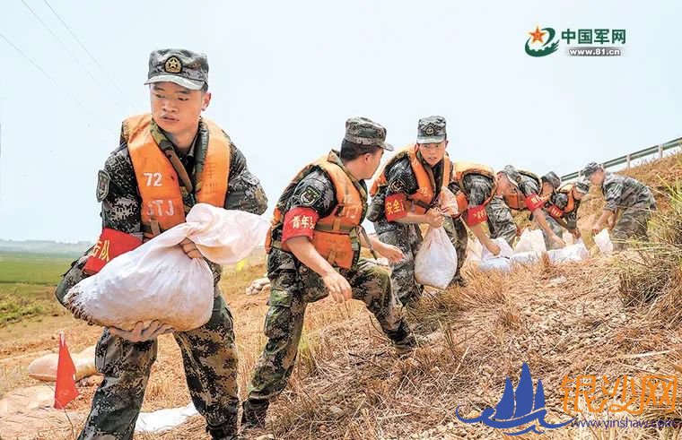 陆空协同战决口、徒步逆行战塌方,一线抗洪部队勇挑重担打硬仗!