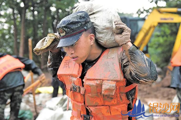陆空协同战决口、徒步逆行战塌方,一线抗洪部队勇挑重担打硬仗!