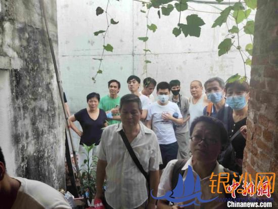 ����Ůʿ����Χ�۵���Խ��Խ�ࡣ������ ��