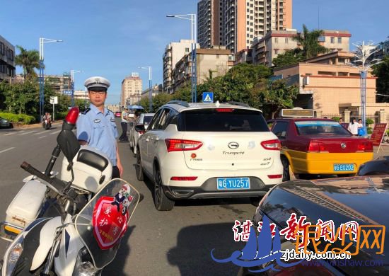 麻章交警顶着烈日冒着大雨为考生交通安全撑起一片天