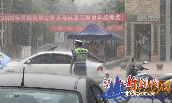 麻章交警顶着烈日冒着大雨为考生交通安全撑起一片天