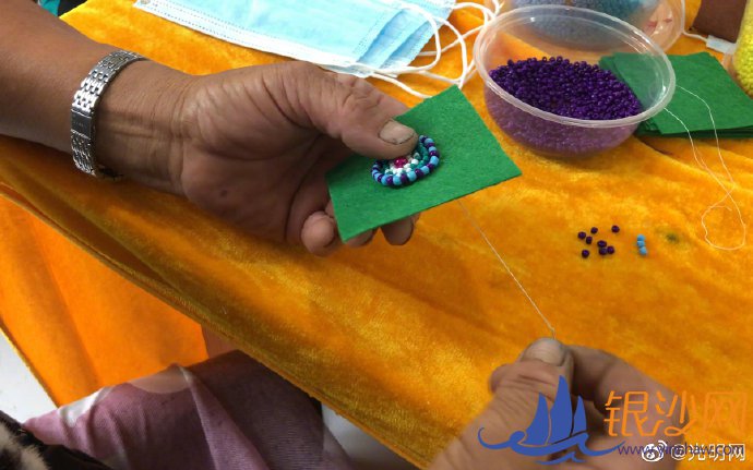 ̫�����Ƕ��¿����Ļ��е�һ����Ҫ���š����������������¿����������������ֹ�����ѵ�࣬�����ڼҵĸ�Ů�Ǿۼ���������̫�����İ��Ʒ�ӹ��������Ʒѣ�����ʵ���ˡ��ڼ��ſھ�ҵ��������һ��̫�����İ��Ʒ����������10��Ǯ��������ӭ��һ���չ˺��ӣ�һ������̫������ÿ��������������1500Ԫ�����롣�������������彡����ɶҲ��ȱ�������С�������