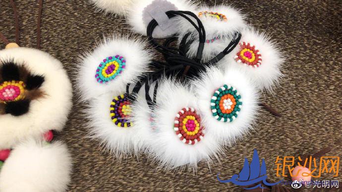 ̫�����Ƕ��¿����Ļ��е�һ����Ҫ���š����������������¿����������������ֹ�����ѵ�࣬�����ڼҵĸ�Ů�Ǿۼ���������̫�����İ��Ʒ�ӹ��������Ʒѣ�����ʵ���ˡ��ڼ��ſھ�ҵ��������һ��̫�����İ��Ʒ����������10��Ǯ��������ӭ��һ���չ˺��ӣ�һ������̫������ÿ��������������1500Ԫ�����롣�������������彡����ɶҲ��ȱ�������С�������