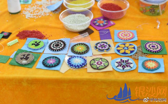 ̫�����Ƕ��¿����Ļ��е�һ����Ҫ���š����������������¿����������������ֹ�����ѵ�࣬�����ڼҵĸ�Ů�Ǿۼ���������̫�����İ��Ʒ�ӹ��������Ʒѣ�����ʵ���ˡ��ڼ��ſھ�ҵ��������һ��̫�����İ��Ʒ����������10��Ǯ��������ӭ��һ���չ˺��ӣ�һ������̫������ÿ��������������1500Ԫ�����롣�������������彡����ɶҲ��ȱ�������С�������