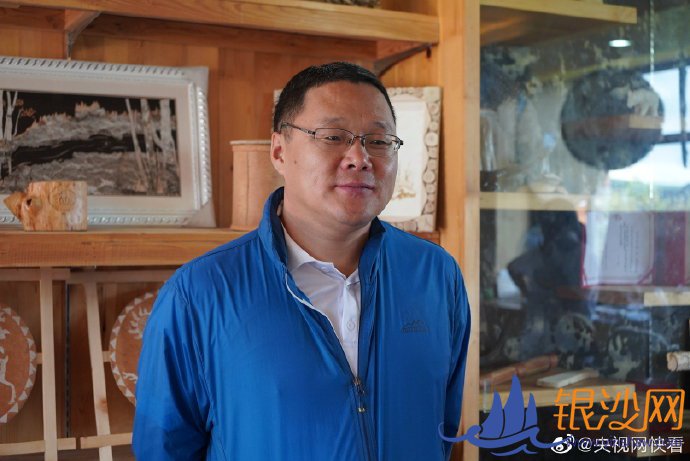 在额尔古纳河右岸,大兴安岭林海深处的敖鲁古雅鄂温克族乡,生活着中国唯一饲养驯鹿的少数民族——鄂温克族。现在,放下猎枪走出山林的鄂温克族人,没有忘记传承民族文化,他们巧妙地将民族文化元素与旅游发展结合在一起,在不断创新中让民族文化逐渐迎来属于自己的“高光时刻”。