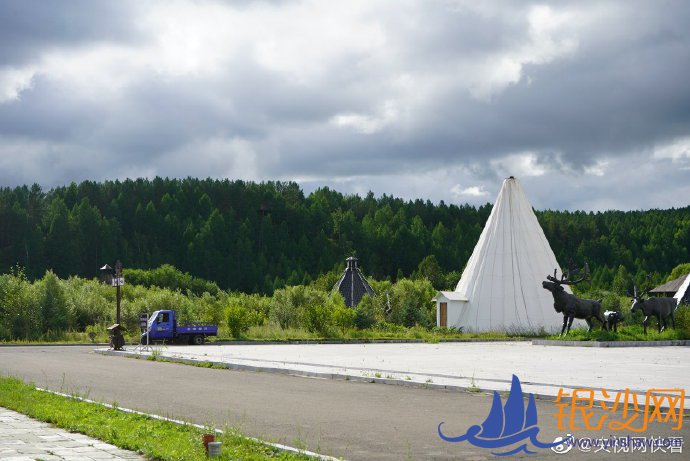 在额尔古纳河右岸,大兴安岭林海深处的敖鲁古雅鄂温克族乡,生活着中国唯一饲养驯鹿的少数民族——鄂温克族。现在,放下猎枪走出山林的鄂温克族人,没有忘记传承民族文化,他们巧妙地将民族文化元素与旅游发展结合在一起,在不断创新中让民族文化逐渐迎来属于自己的“高光时刻”。