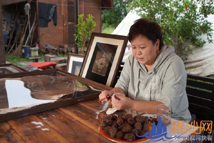 在额尔古纳河右岸,大兴安岭林海深处的敖鲁古雅鄂温克族乡,生活着中国唯一饲养驯鹿的少数民族——鄂温克族。现在,放下猎枪走出山林的鄂温克族人,没有忘记传承民族文化,他们巧妙地将民族文化元素与旅游发展结合在一起,在不断创新中让民族文化逐渐迎来属于自己的“高光时刻”。