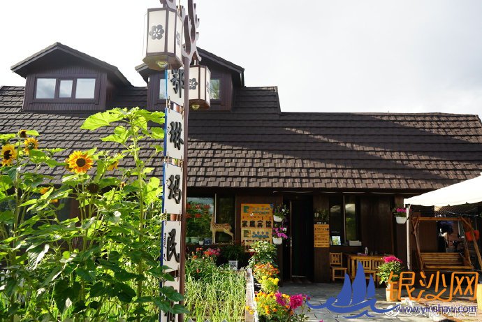 在额尔古纳河右岸,大兴安岭林海深处的敖鲁古雅鄂温克族乡,生活着中国唯一饲养驯鹿的少数民族——鄂温克族。现在,放下猎枪走出山林的鄂温克族人,没有忘记传承民族文化,他们巧妙地将民族文化元素与旅游发展结合在一起,在不断创新中让民族文化逐渐迎来属于自己的“高光时刻”。