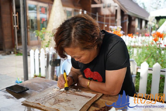 在额尔古纳河右岸,大兴安岭林海深处的敖鲁古雅鄂温克族乡,生活着中国唯一饲养驯鹿的少数民族——鄂温克族。现在,放下猎枪走出山林的鄂温克族人,没有忘记传承民族文化,他们巧妙地将民族文化元素与旅游发展结合在一起,在不断创新中让民族文化逐渐迎来属于自己的“高光时刻”。