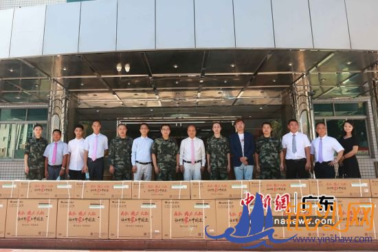 捐赠仪式现场。(摄影:刘健君) 捐赠仪式现场。(摄影:刘健君)