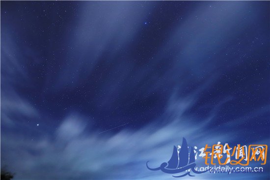 台风天幸运捕捉到流星“倩影”