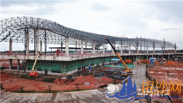湛江机场迁建项目航楼吊装大顶