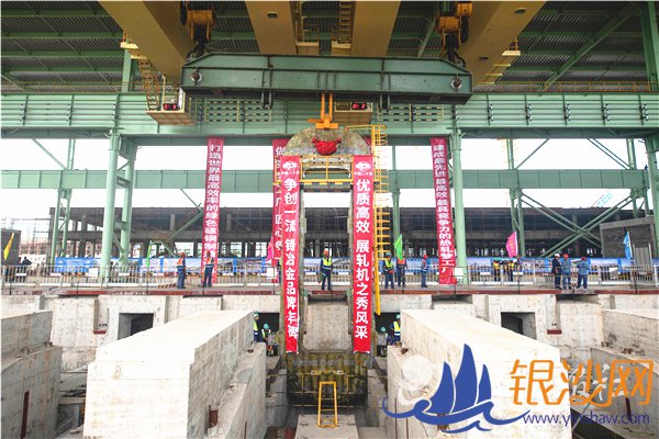 湛钢三高炉系统热轧工程精轧牌坊吊装