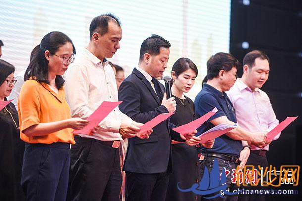 第一届理事会成员发起脱贫攻坚倡议 主办方供图 第一届理事会成员发起脱贫攻坚倡议 主办方供图