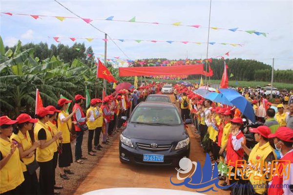 雷州英利镇两村千余村民欢呼“爱心路”正式通车