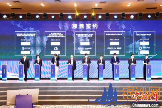 2020年广州国际投资年会28日开幕,期间举行重大项目集中签约活动。现场签约重大项目超过250个,协议总投资额超6000亿元。 王华 摄 2020年广州国际投资年会28日开幕,期间举行重大项目集中签约活动。现场签约重大项目超过250个,协议总投资额超6000亿元。 王华 摄