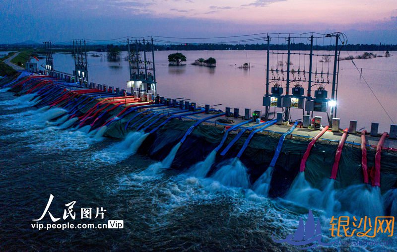 安徽庐江:开足马力 昼夜排涝