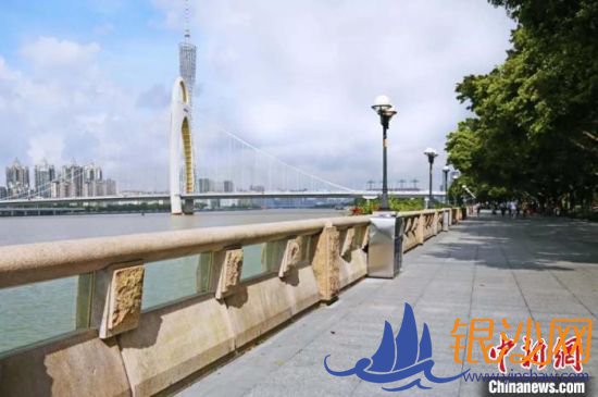 广州市珠江沿岸防洪护栏加装双层钢化玻璃,提高堤顶高度。 广州市水务局 供图 广州市珠江沿岸防洪护栏加装双层钢化玻璃,提高堤顶高度。 广州市水务局 供图