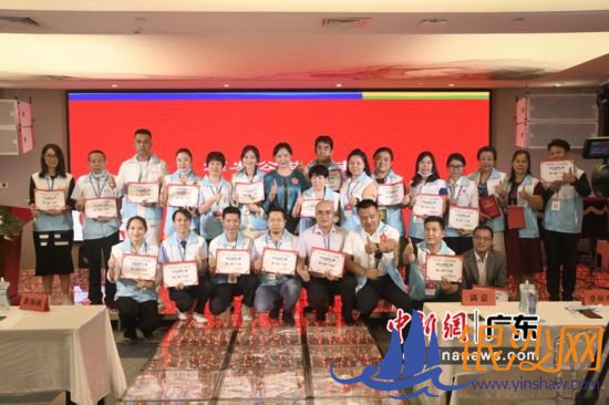 现场颁发爱心推广大使证书。(主办方供图) 现场颁发爱心推广大使证书。(主办方供图)