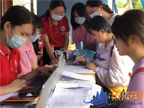 岭师启用“刷脸” 报到系统迎新生