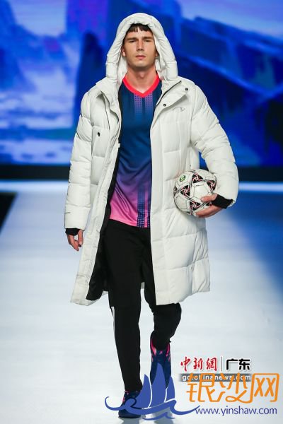 此间正在举行的2020广东时装周-秋季上,跨境电商“全球速卖通”发布“StyleZone风格化”时装秀。韶通供图 此间正在举行的2020广东时装周-秋季上,跨境电商“全球速卖通”发布“StyleZone风格化”时装秀。韶通供图