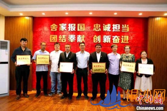 广东省援疆工作指挥部驻新疆兵团第三师图木舒克市工作队探索扶志扶智新方式,培育、扶持致富带头人,带动更多的人增收致富。图为遴选活动现场评选出的6名致富带头人。何润江摄影 广东省援疆工作指挥部驻新疆兵团第三师图木舒克市工作队探索扶志扶智新方式,培育、扶持致富带头人,带动更多的人增收致富。图为遴选活动现场评选出的6名致富带头人。何润江摄影