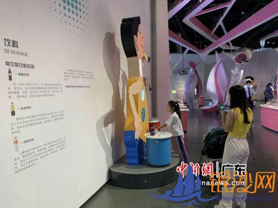 市民在参观广东省食品药品科普体验馆。 袁玲 摄 市民在参观广东省食品药品科普体验馆。 袁玲 摄