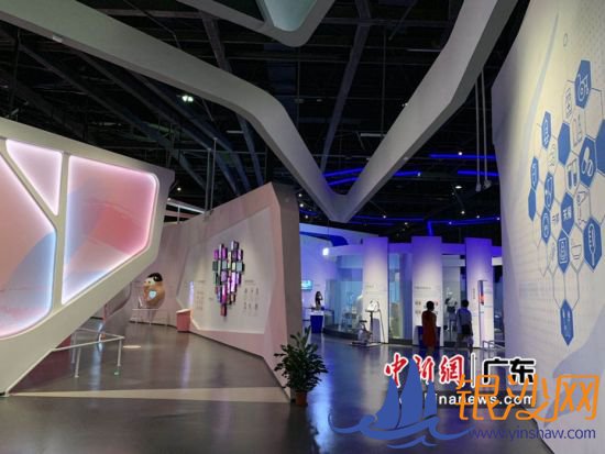市民在参观广东省食品药品科普体验馆。 袁玲 摄 市民在参观广东省食品药品科普体验馆。 袁玲 摄