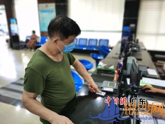 海事工作人员对船员进行指纹采集。作者:侯平洋 海事工作人员对船员进行指纹采集。作者:侯平洋