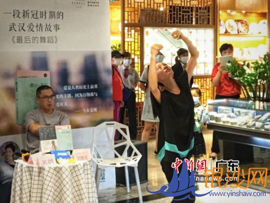 现场演绎《鹤舞》。 江彬 摄 现场演绎《鹤舞》。 江彬 摄