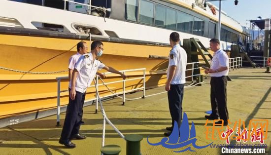 广州海事局启动四级响应,应对第16号台风“浪卡”。广州海事局供图 广州海事局启动四级响应,应对第16号台风“浪卡”。广州海事局供图