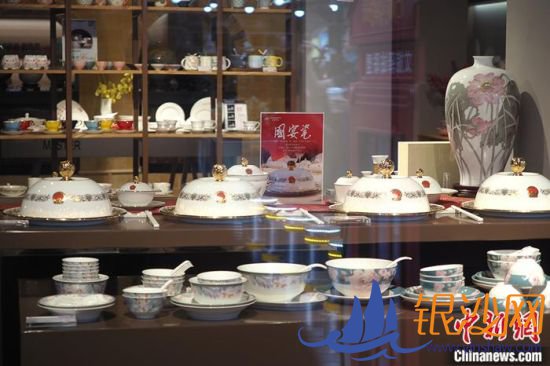 �Ʒ�����չʾ�ĳ����մɡ���С�� ��