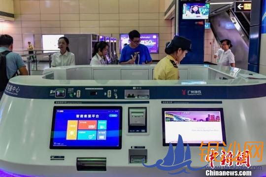 ����ͼ��վ�ڵ����ܿͷ����ġ��������F ��