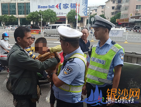 坡头交警救助走失儿童