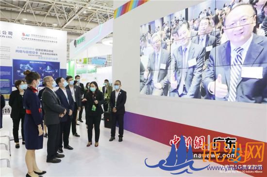 中国移动通信集团有限公司副总裁简勤参观展厅。 中移动供图 中国移动通信集团有限公司副总裁简勤参观展厅。 中移动供图