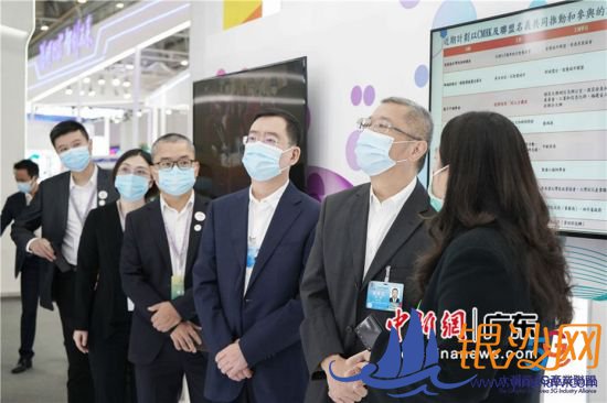 中国移动通信集团有限公司副总裁简勤参观展厅。 中移动供图 中国移动通信集团有限公司副总裁简勤参观展厅。 中移动供图