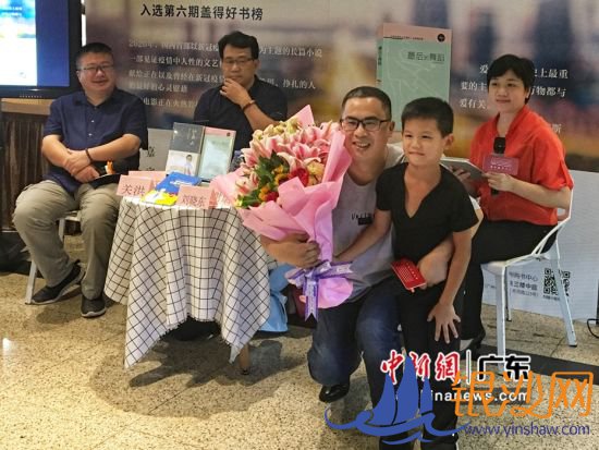 小朋友向作者献花。江彬 摄 小朋友向作者献花。江彬 摄