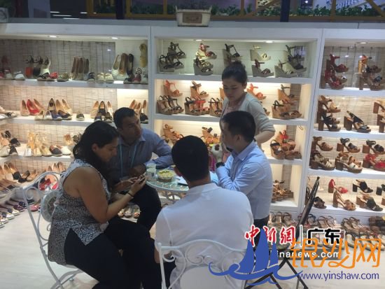 图为广东惠东制鞋企业为海外客商介绍产品 惠东县委宣传部供 图为广东惠东制鞋企业为海外客商介绍产品 惠东县委宣传部供