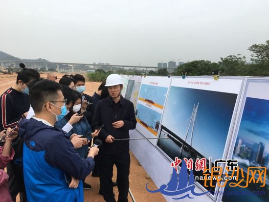 图为广东惠州市交通运输局新闻发言人施为学在现场介绍“丰“字交通主框架与建设施工情况 宋秀杰摄 图为广东惠州市交通运输局新闻发言人施为学在现场介绍“丰“字交通主框架与建设施工情况 宋秀杰摄