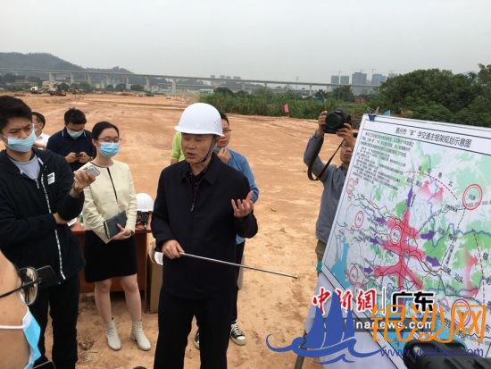 图为广东惠州市交通运输局新闻发言人施为学在现场介绍“丰“字交通主框架与建设施工情况 宋秀杰摄 图为广东惠州市交通运输局新闻发言人施为学在现场介绍“丰“字交通主框架与建设施工情况 宋秀杰摄