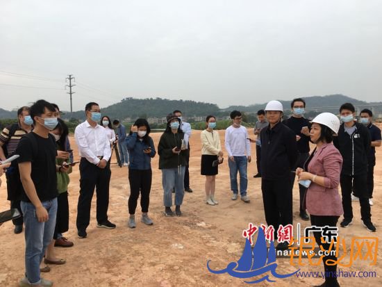 图为现场介绍“丰“字交通主框架与建设施工情况 宋秀杰摄 图为现场介绍“丰“字交通主框架与建设施工情况 宋秀杰摄