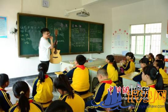 税友集团志愿者一行给学生上课。温竹兰摄影 税友集团志愿者一行给学生上课。温竹兰摄影