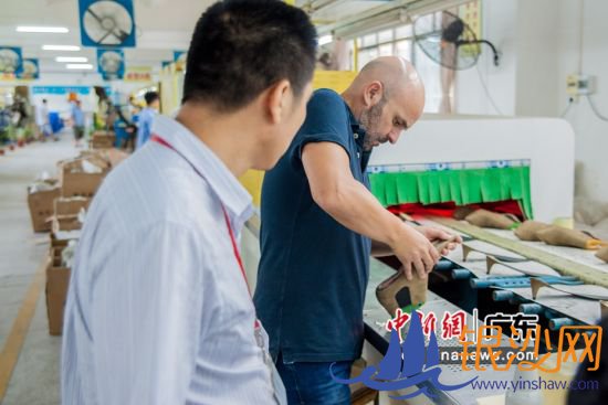 图为广东惠东制鞋企业为海外客商介绍产品 惠东县委宣传部供图 图为广东惠东制鞋企业为海外客商介绍产品 惠东县委宣传部供图