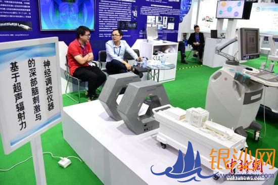 11月15日,在深圳举行的第二十届中国国际高新技术成果交易会(简称:高交会)上,参展商众多科技产品亮相,备受业界关注。图为中国科学院深圳先进技术研究院研制的神经调控仪器的深部脑刺激与基于超声辐射力设备模型展示。 中新社记者 陈文 摄 11月15日,在深圳举行的第二十届中国国际高新技术成果交易会(简称:高交会)上,参展商众多科技产品亮相,备受业界关注。图为中国科学院深圳先进技术研究院研制的神经调控仪器的深部脑刺激与基于超声辐射力设备模型展示。 中新社记者 陈文 摄