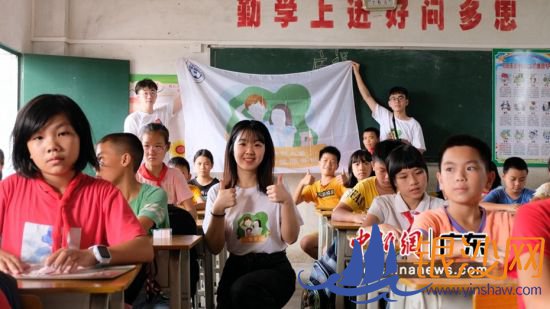 �Ŷӳ�Ա�߽�ѧУ��չ����ͨѶԱ ��ͼ 